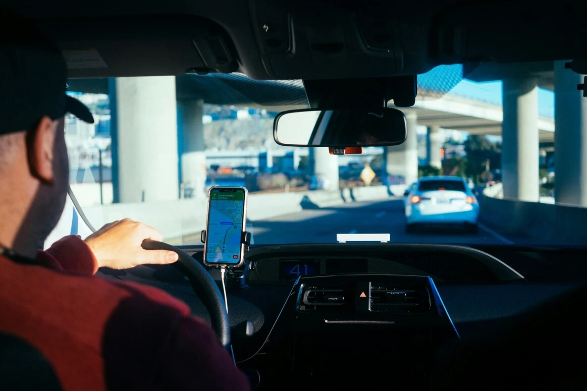 5 Alasan Mengapa Rental Mobil Lebih Menguntungkan Dibanding Taksi Online